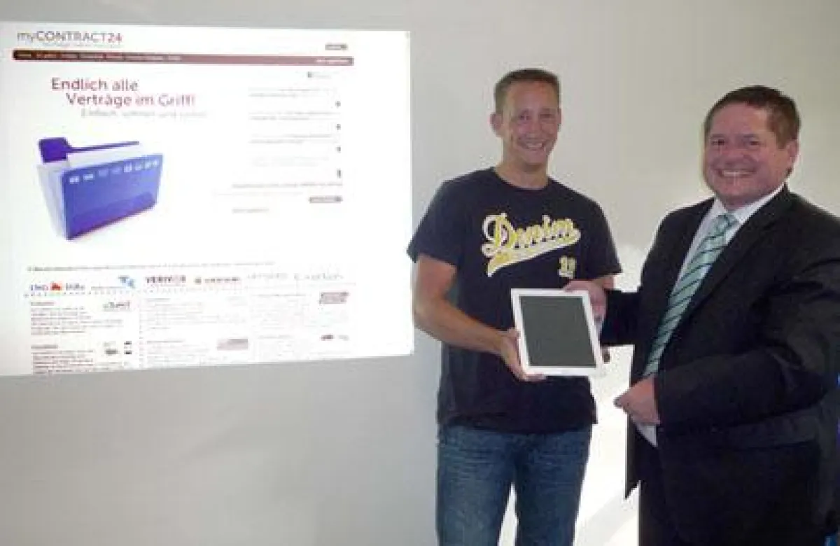 Vertragsspezialist myCONTRACT24.de übergibt iPad 2 an David Jung, Gewinner der Verlosung.