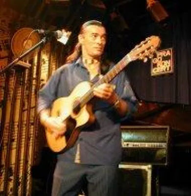 Bild: Biologin Do Deckinger und Gypsy-Guru Lulo Reinhardt verabschieden Salongäste ins neue Jahr 2010