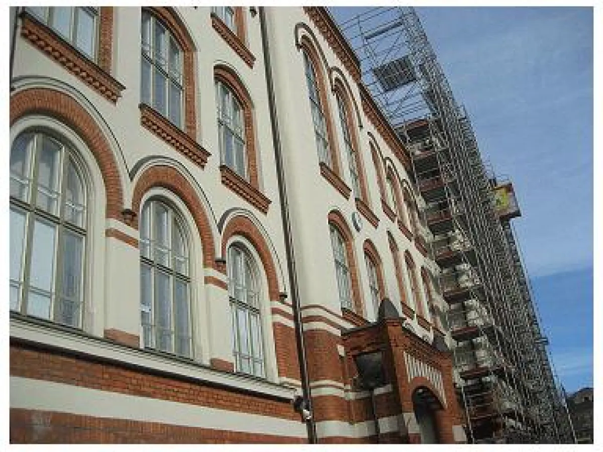 Fassade des historischen Schulgebäudes in Helsinki.