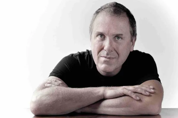 Bild: Alexander Lonquich als Solist und Dirigent beim Symphonieorchester Vorarlberg