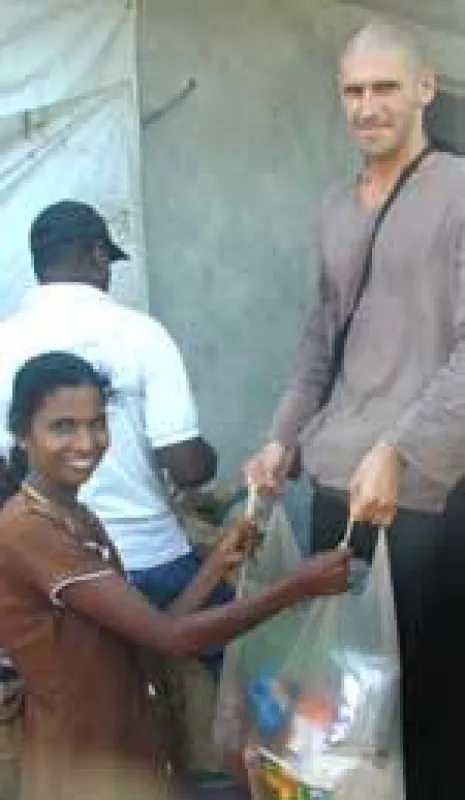 Der Simple Wisdom-Projektleiter Florian Palzinsky verteilt Hilfsgüter in Sri Lanka