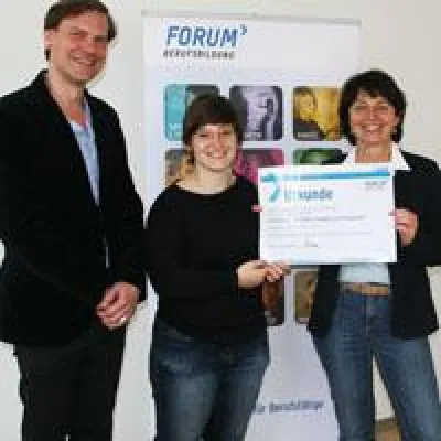 Bild: Know-how für Ehrenamt – FORUM Berufsbildung übergibt Fernlehrgang für das Thema Bildung als Stiftung