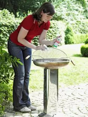 Bild: Die Grillsaison ist eröffnet – BALLISTOL Universalöl reinigt und pflegt den Grill