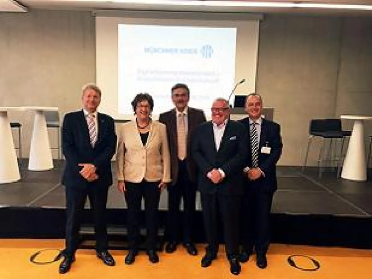 Staatssekretärin Brigitte Zypries im Kreise der Initiatoren des Kongresses „Digitalisierung transfor