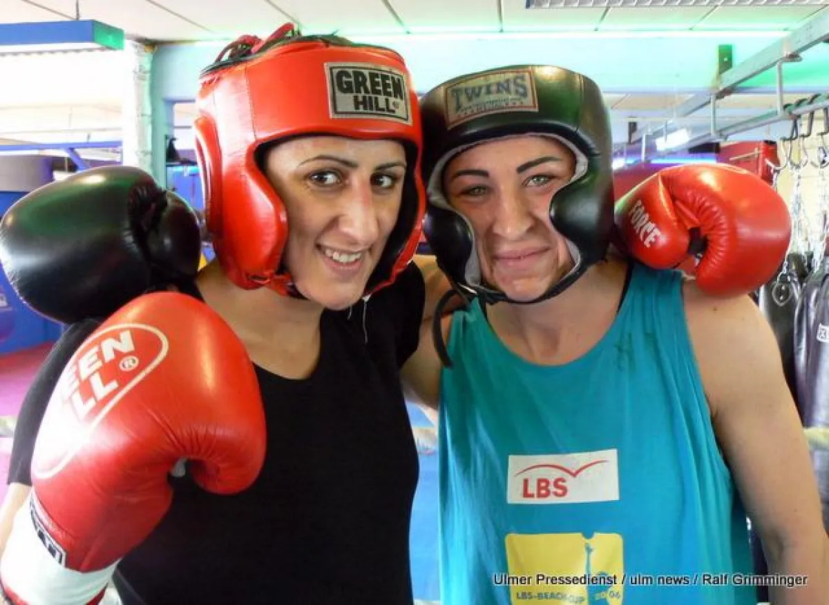 Mit mehreren harten Sparringskämpfen gegen Lucia Morelli bereitete sich Rola El-Halabi (li.) in den letzten Tagen auf den WM-Kampf gegen Loly Munoz am 5. Juni vor