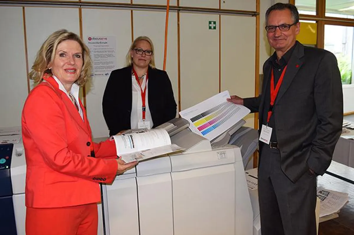 Prof. Dr. A. Berchtold mit R. Hofheinz (li.) und K. Washington von docuserve (Foto: Krebs).