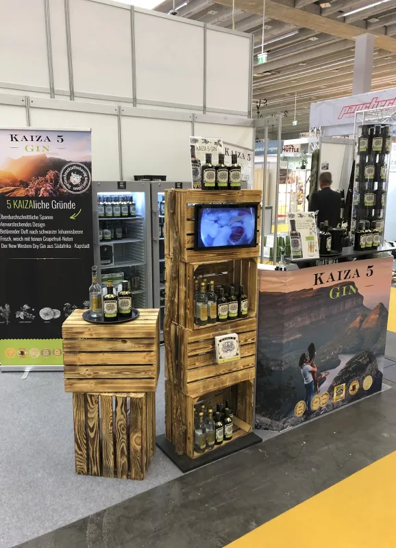 KAIZA 5 Gin präsentiert seinen Handmade-Gin aus Südafrika in der Crafts Area auf der Heim + Handwerk (© Agnes Bernrieder GmbH)