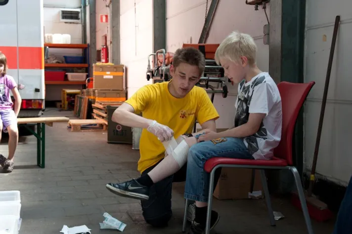 „Erste-Hilfe-Aktionstage“ mit der Arbeiter-Samariter-Jugend (ASJ) Niedersachsen Bild: „Erste-Hilfe-Aktionstage“ mit der Arbeiter-Samariter-Jugend (ASJ) Niedersachsen