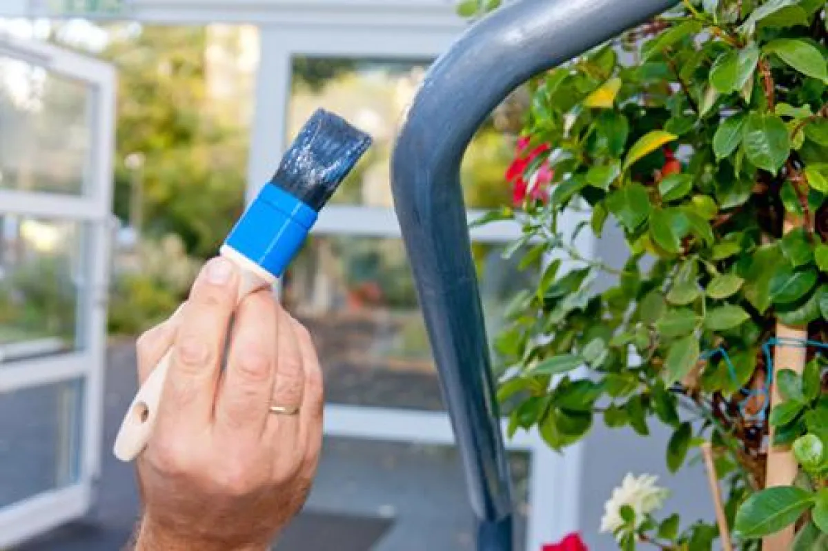 Ab sofort auch für den Außenbereich geeignet: der transparente Metallon Überzugslack von Jansen.