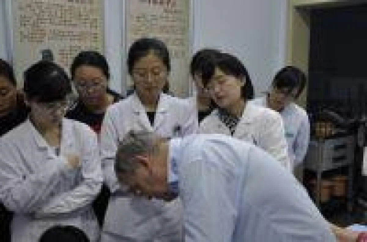 John Boel präsentiert chinesischen Experten seine neue Akupunktur-Methode