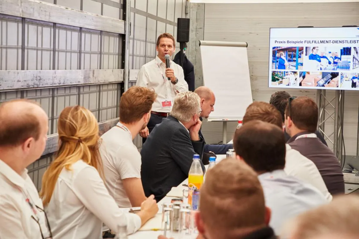 Für die Workshops hatte B+S Lkw-Auflieger mit Tischen und Bänken ausgestattet. (Foto: GANZAUGEmedia)
