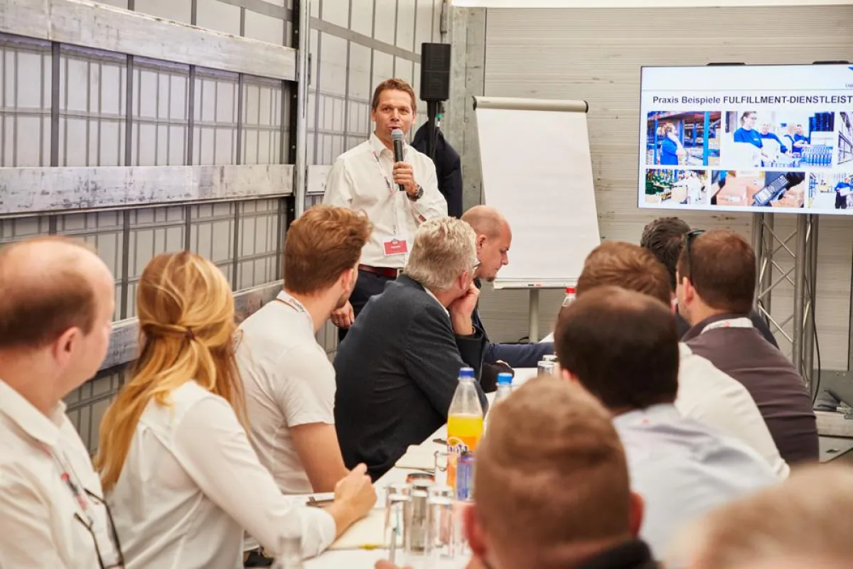 Für die Workshops hatte B+S Lkw-Auflieger mit Tischen und Bänken ausgestattet. (Foto: GANZAUGEmedia)