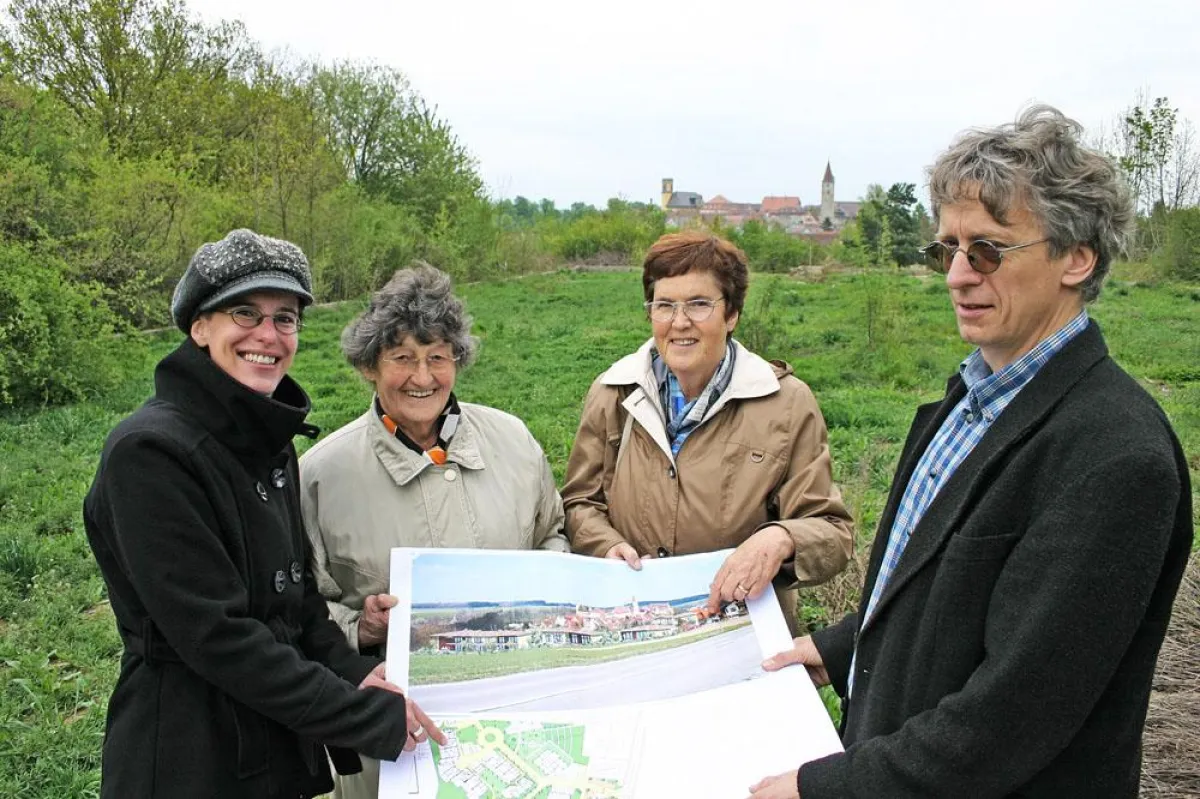 In Kirchberg/Jagst soll das Wohngebiet ?Terrageno? entstehen (v. li.): Architektin i.P. Petra Schmidt, ehemalige Grundstückseignerin Elfriede Hofmann, Interessentin Gerda Liebe und Architekt Josef Huc