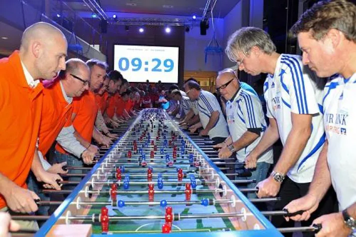 Bolzen für den guten Zweck - 3. Unternehmer-Benefiz-Kicker-Cup Bild: Bolzen für den guten Zweck - 3. Unternehmer-Benefiz-Kicker-Cup