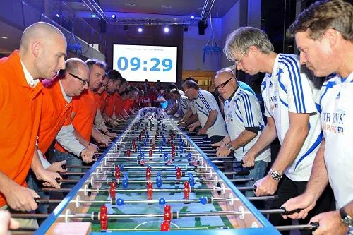 Bild: Bolzen für den guten Zweck - 3. Unternehmer-Benefiz-Kicker-Cup
