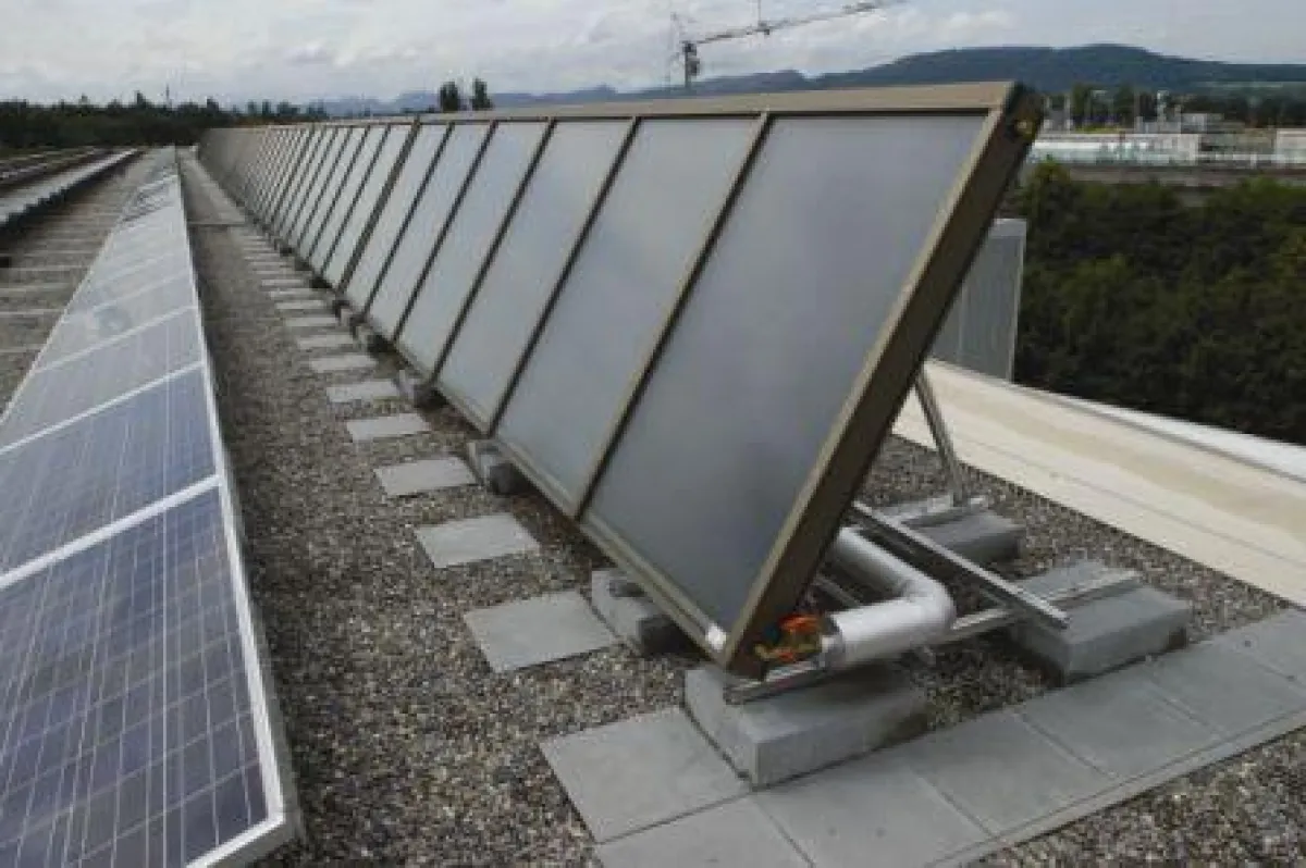 Die Dachfläche des Mehrfamilienhauses in Lenzburg wurde optimal zur Sonnenwärme- und Energiegewinnung genutzt.