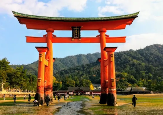 Japaner räumen WM-Stadion auf: PR-Strategie oder kulturelle Werte? Bild: Japaner räumen WM-Stadion auf: PR-Strategie oder kulturelle Werte?