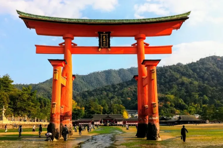 Japaner räumen WM-Stadion auf: PR-Strategie oder kulturelle Werte? Bild: Japaner räumen WM-Stadion auf: PR-Strategie oder kulturelle Werte?
