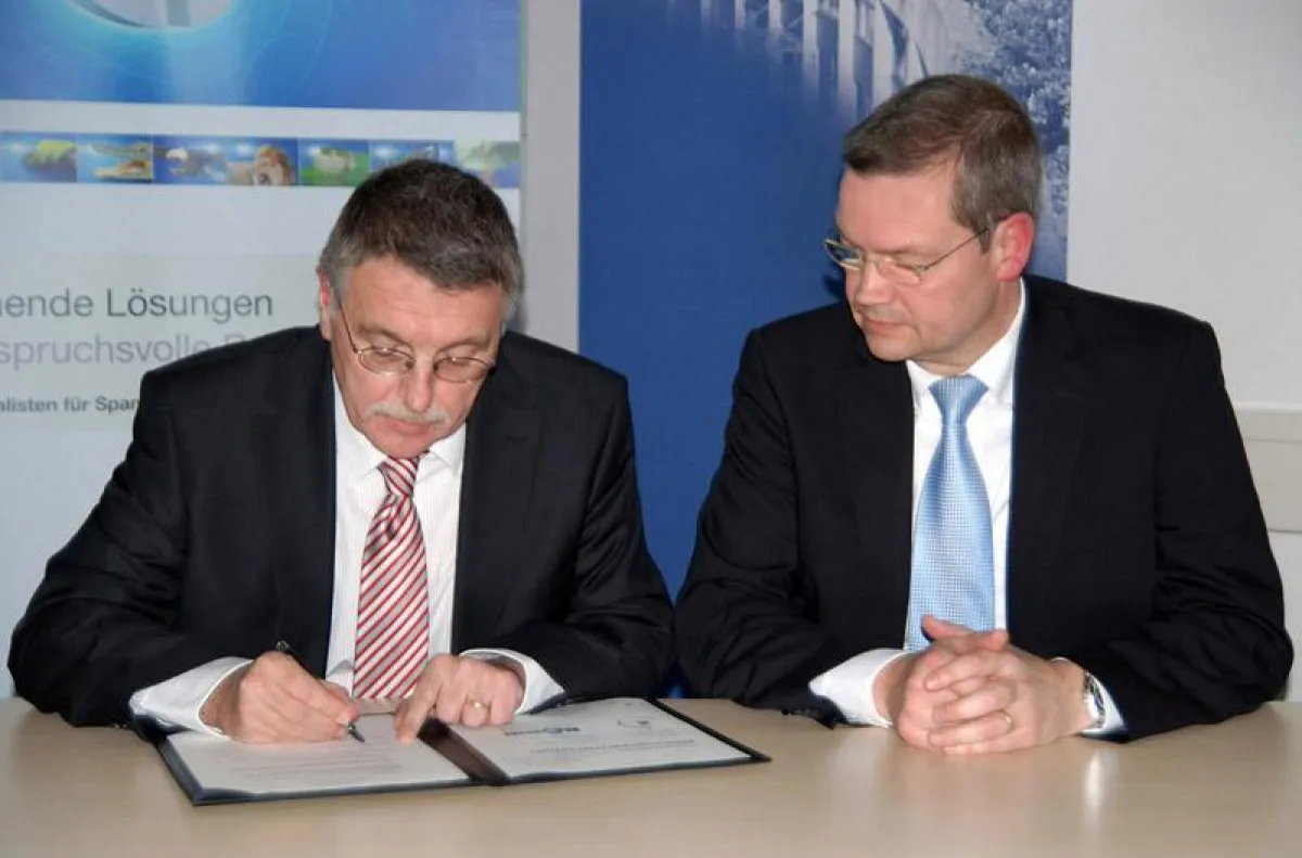 Rektor Rainer Schulz und Dr. Michael Fried, Geschäftsführer der RÖHM GmbH, bei der Unterzeichnung der Bildungspartnerschaft.