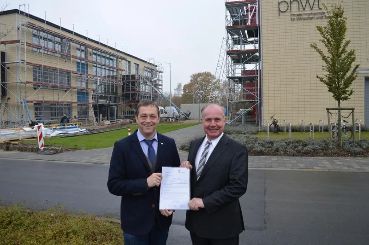 Präsident Prof. Dr. Ludger Bölke (li.) und Studienbereichsleiter Prof. Dr.-Ing. Ulrich May (re.) vor den beiden neuen Laborgebäuden (Rathmann/PHWT)