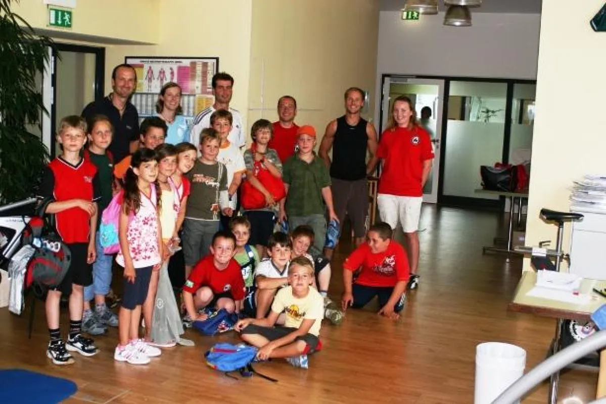 Alle Sportwissenschaftler mit den Kindern