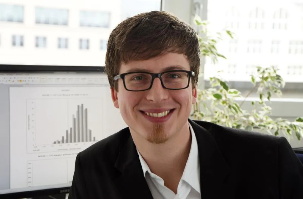 Ronny Reinhardt von der Universität Jena hat herausgefunden, dass Manager in Unternehmen hochpreisige Produkte deutlich bevorzugen, um sie neu in den Markt einzuführen. (Foto: Anne Günther/FSU)