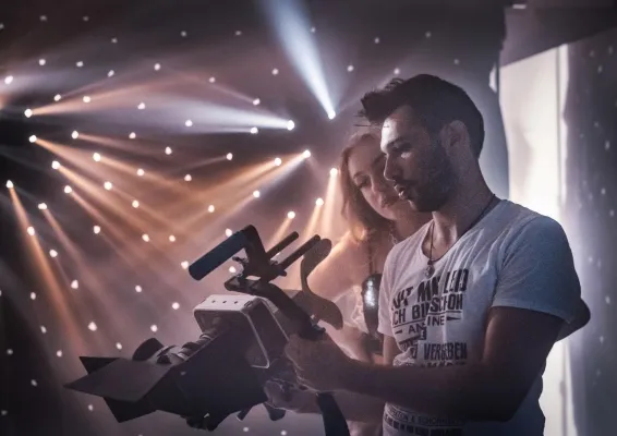 Bild: Newcomerin Oliwia C veröffentlicht Ihre erste Single "On my Own"