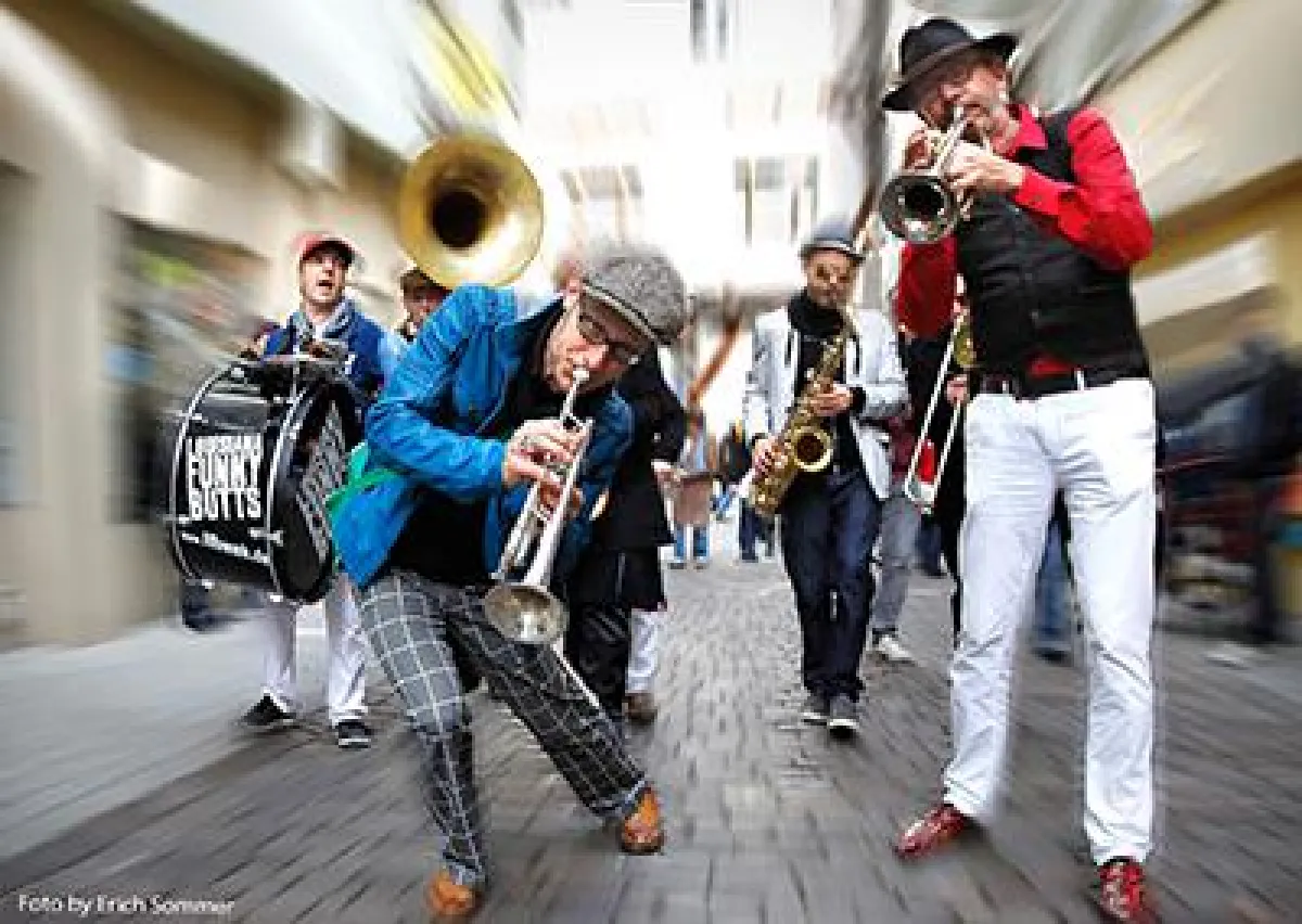 Brass Band Louisiana Funky Butts spielt beim Sommerfest der Winkels Getränke Logistik (Erich Sommer)