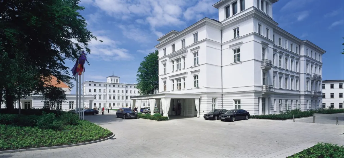 Einfahrt aus Naturstein zum Grand Hotel