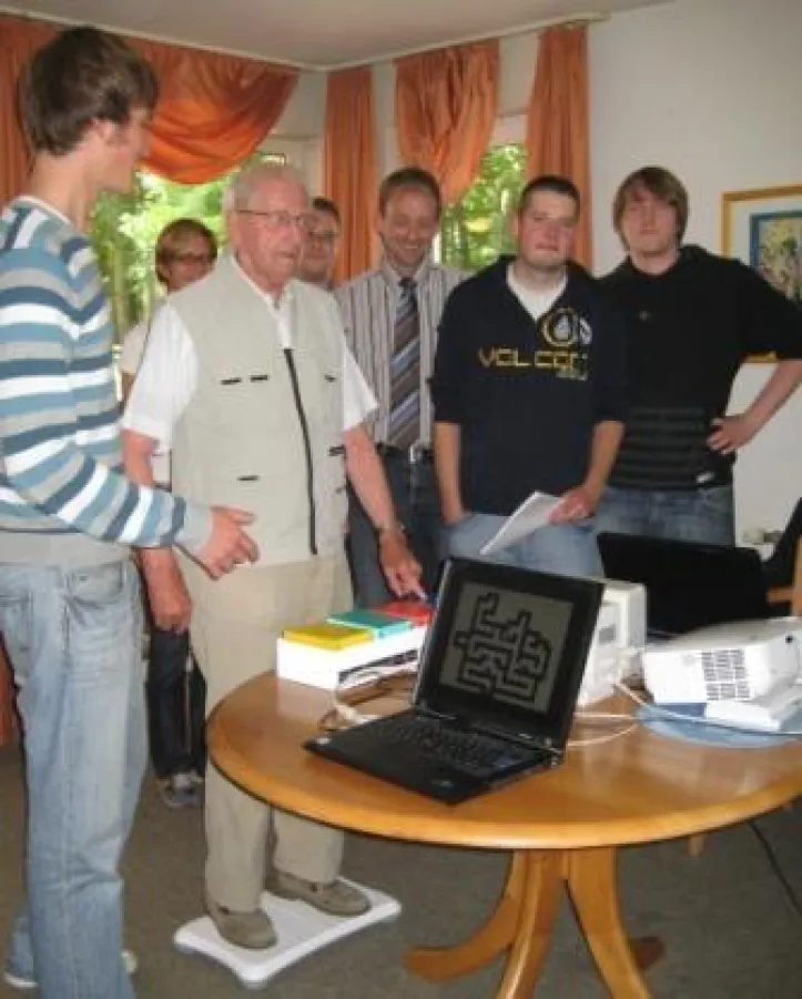 Testspieler Wilhelm Rode (88) im Kreis der jungen Erfinder. Von links nach rechts: Christian Denker, Myriam Lipprandt (Offis), Wilhelm Rode, Thomas Frenken (Offis), Jörg Warnke, Jan Manemann, Weert St