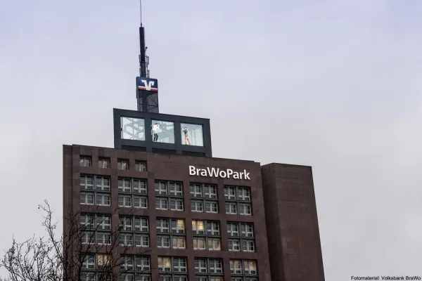 Bild: Spektakuläre Multimedia-Kunst in luftiger Höhe: LED-Medienfassade am BraWoPark in Braunschweig