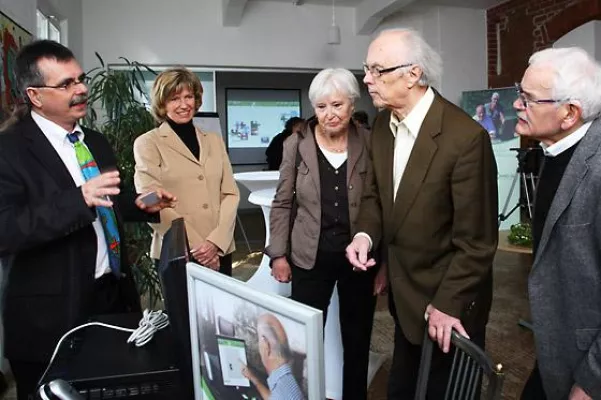 Neues PC System vitaeweb.de für Senioren stellt sich vor- Bundestagsabgeordnete Dagmar Wöhrl zu Gast Bild: Neues PC System vitaeweb.de für Senioren stellt sich vor- Bundestagsabgeordnete Dagmar Wöhrl zu Gast