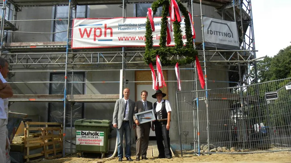 Mitarbeiter der Fa. Dittung, in der Mitte Ole Klünder, Geschäftsführer der wph Hamburg GmbH