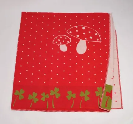 Bild: Kinderdecke Lili Pilze rot bei spielzeugparade.de