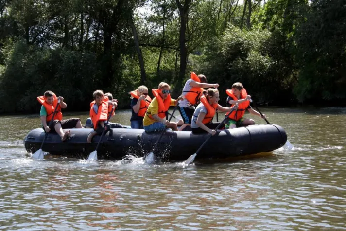 Bild: 32 Solmser Ferienpasskinder erleben die Lahn auf XXL Schlauchbooten