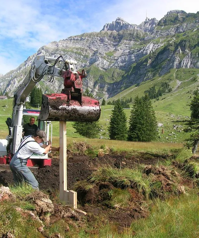 Arbeiten am Hochmoor Siebenbrünnen (Schwägalp, Kantonsgrenze AR/SG): Vor 1935 gezogene Gräben wurden gefüllt und Spundwände eingezogen. (Foto: Beck & Staubli )