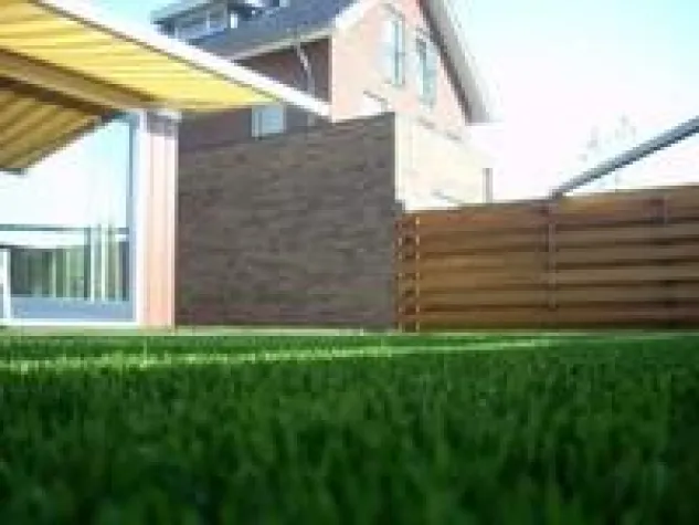 Bild: Kunst-Rasen jetzt auf den Sommer vorbereiten - die besten Pflegemaßnahmen für Kunst-Rasen