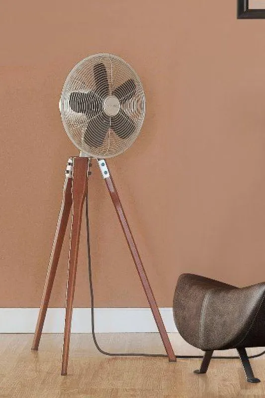 ARDEN von Casa Bruno.Eleganter Standventilator mit Tripod-Gestell aus Holz