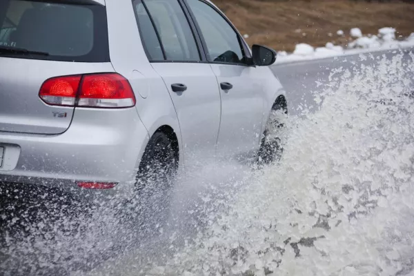 Bild: Gefährliches Schneematsch-Aquaplaning