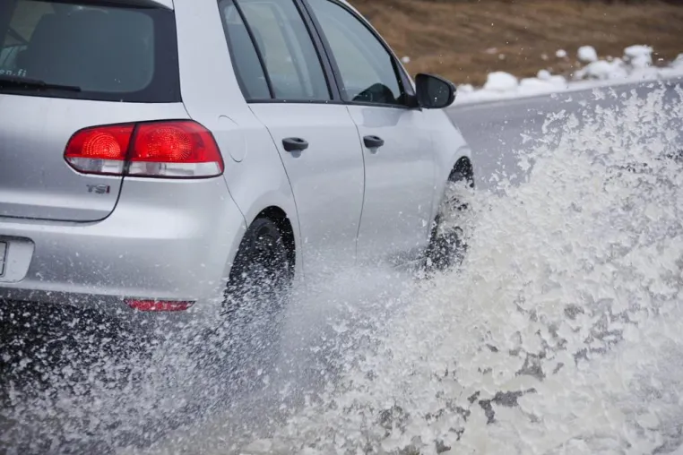 Bild: Gefährliches Schneematsch-Aquaplaning