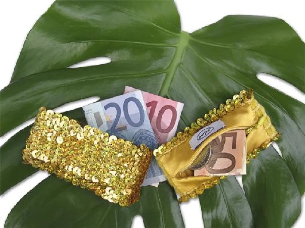 Das Paillettenarmband mit Mini-Geldbörse gibt es in hologold, holosilber und schwarz.