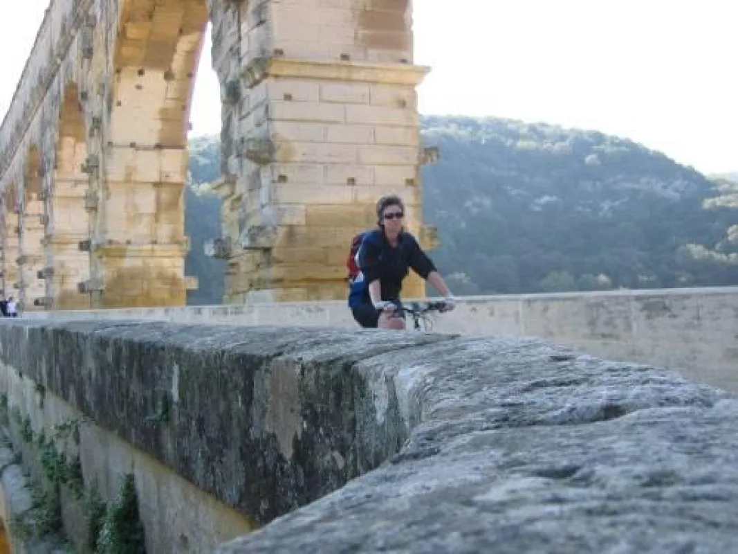 Radlerin auf der Pont du Gard