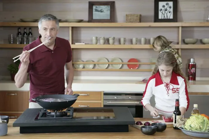 Sichere Küchentechnik: Bei modernen Gasherden springt kontrolliert der Funke über Bild: Sichere Küchentechnik: Bei modernen Gasherden springt kontrolliert der Funke über