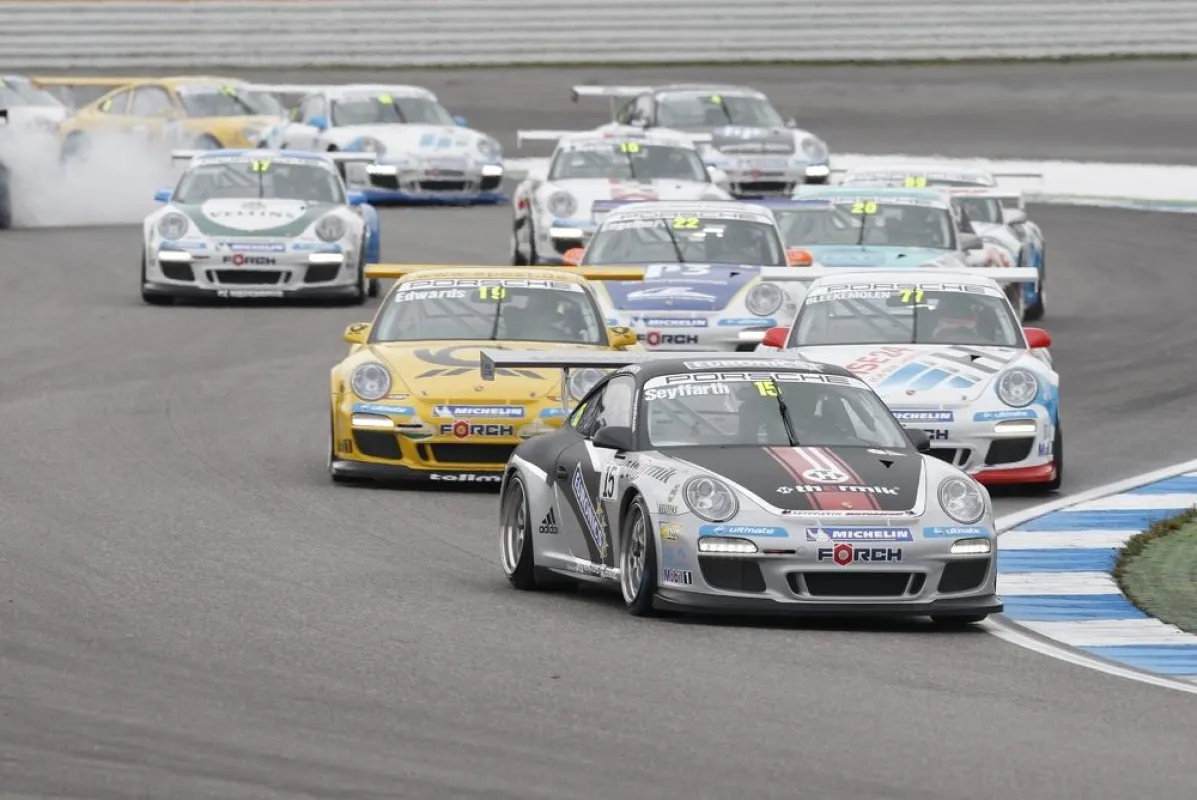 Team Deutsche Post by tolimit beim turbulenten Porsche Carrera Cup Finale