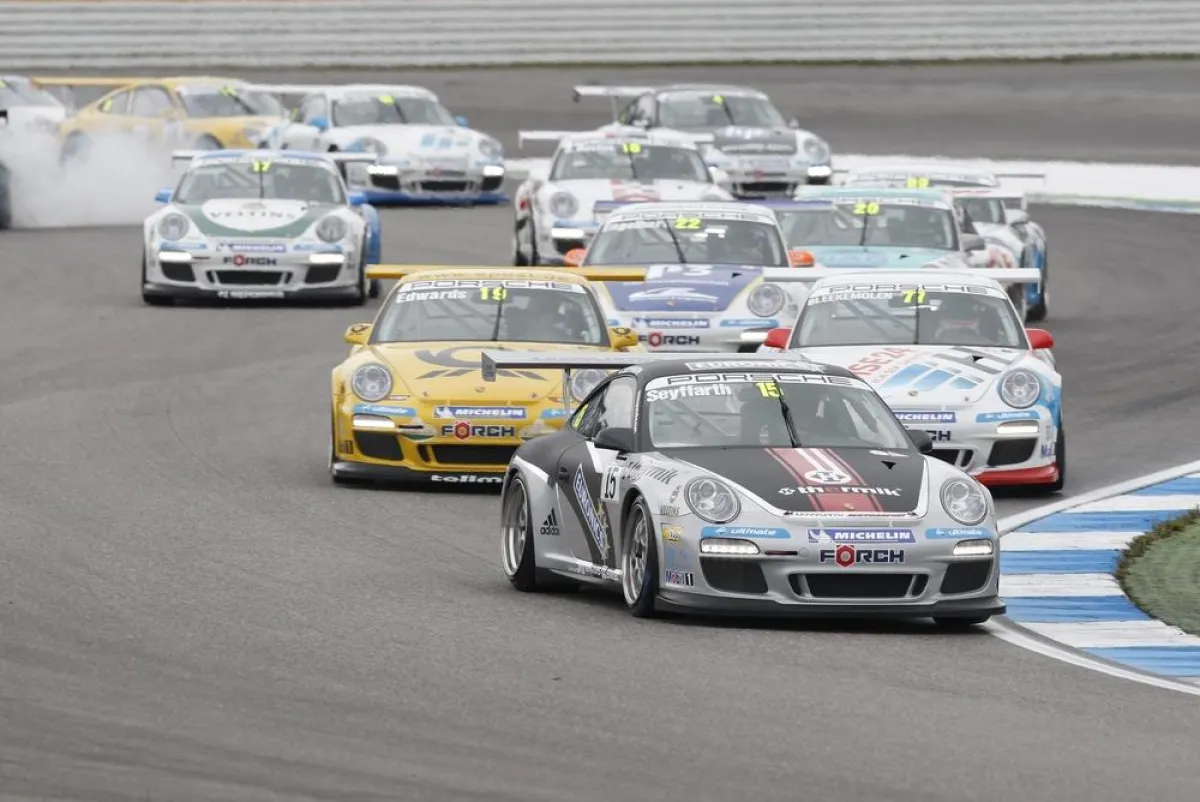 Team Deutsche Post by tolimit beim turbulenten Porsche Carrera Cup Finale