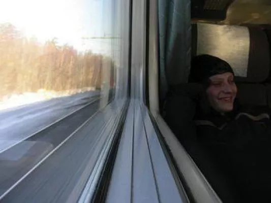 Bild: Jugendliche und Eltern suchen nach Ferienangeboten und Ausflugszielen