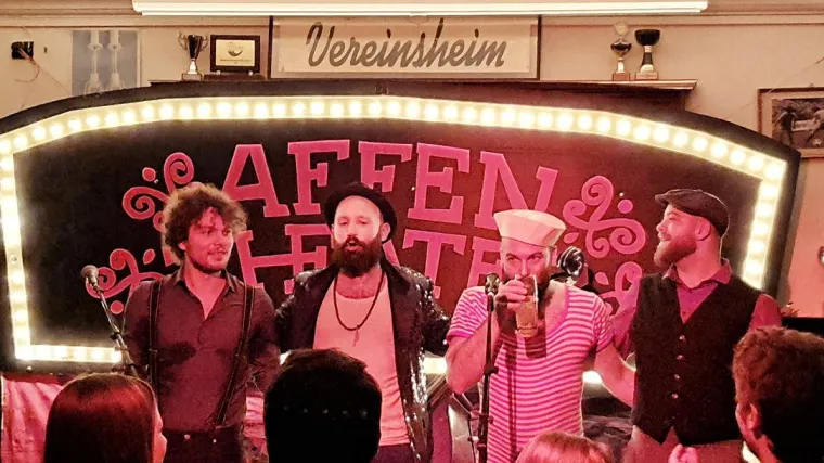 Affentheater im Vereinsheim Bild: Affentheater im Vereinsheim