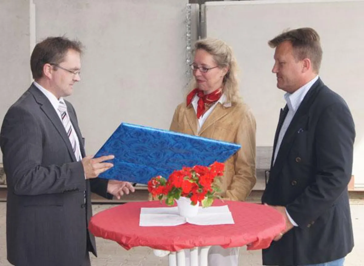 Bürgermeister Werner Schräer (links) überreichte dem Unternehmerehepaar Heike und Uwe Kestel ein Präsent aufgrund der Produktionshallenerweiterung.