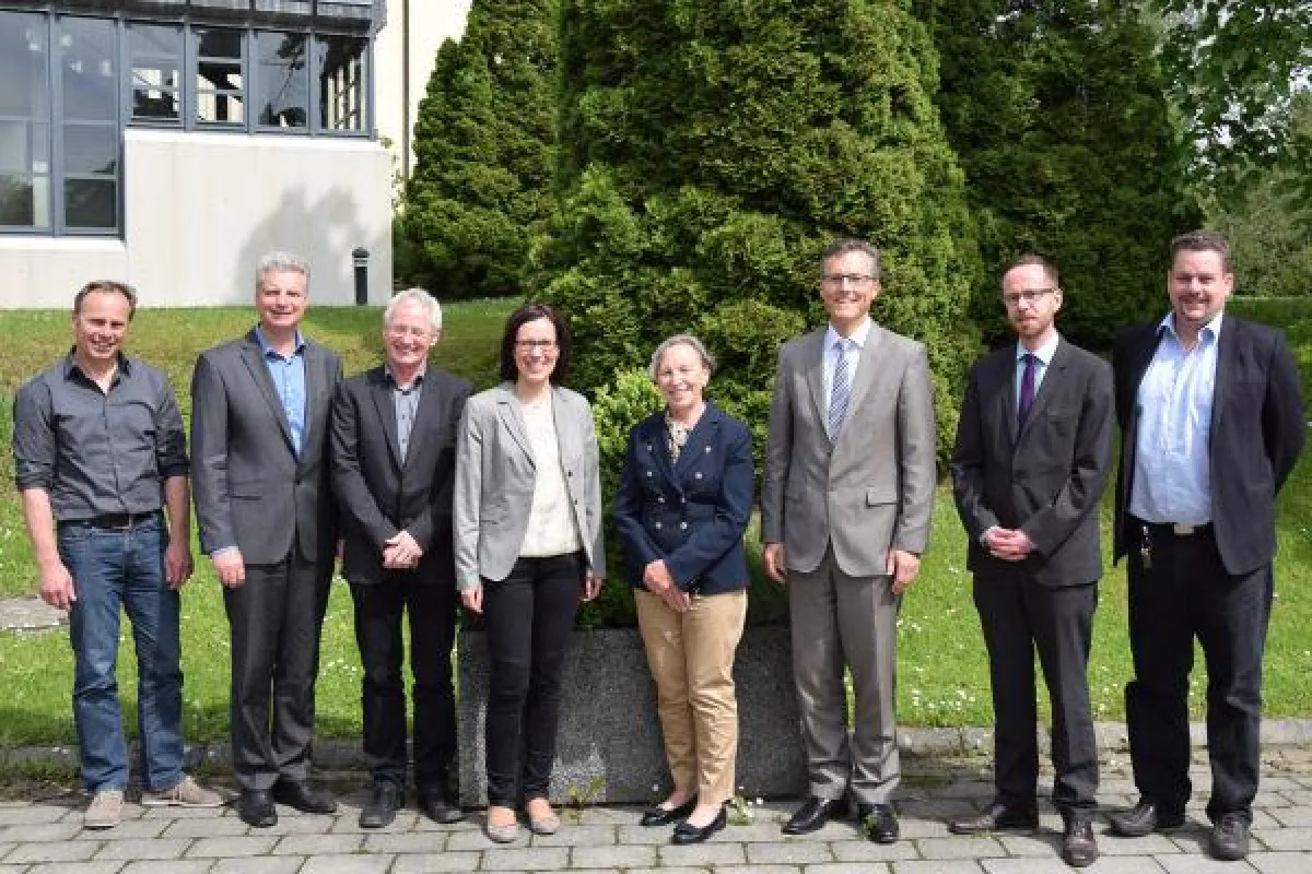 Staatssekretärin MdB Gabriele Lösekrug-Möller (in heller Hose) zu Besuch in Liebenau.