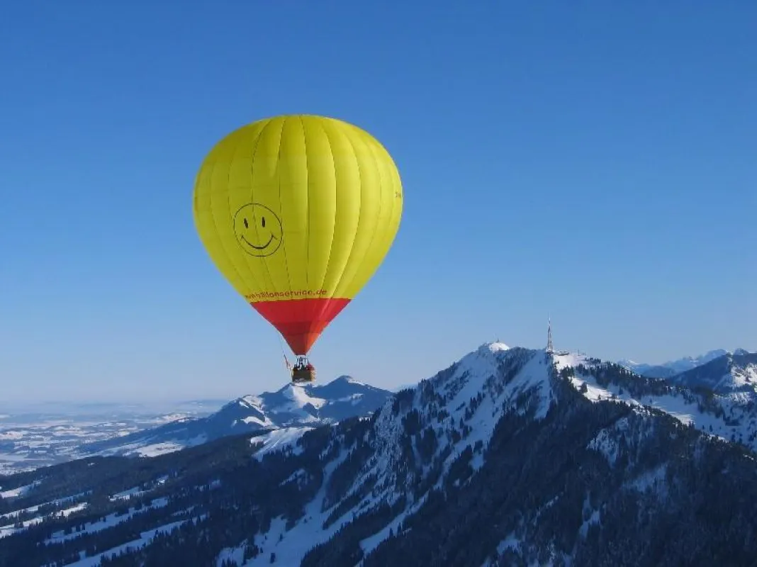 Ballon über den Alpen bei Sonthofen
